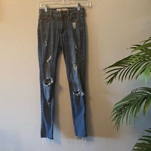 👖♥️Hollister Woman’s Like New Distressed Blue Jeans Size 23/28